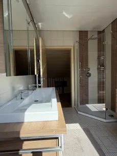 Badezimmer mit Dusche