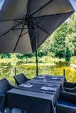 ...mit Blick auf den Teich 