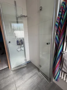...mit bodentiefer Dusche