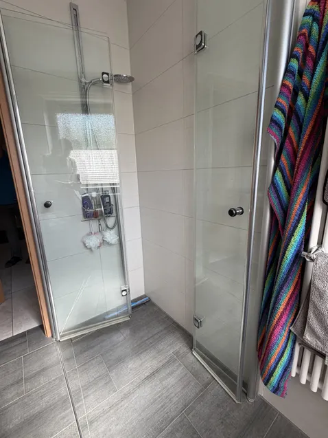 ...mit bodentiefer Dusche