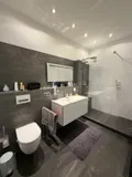 ..mit Dusche und Badewanne 