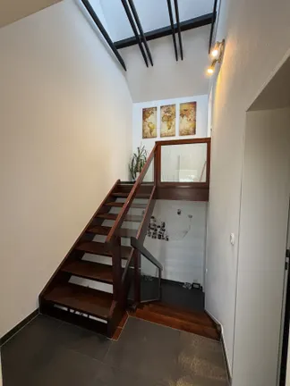 Holztreppe zum Dachgeschoss