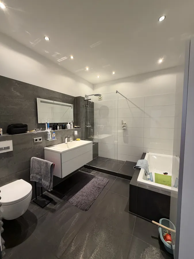 Modernes Badezimmer