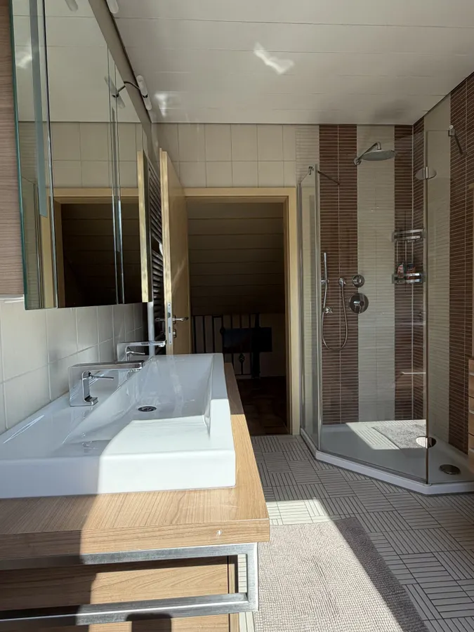 Badezimmer mit Dusche