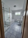 Badezimmer mit Fenster