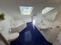 Geräumiges Badezimmer mit Badewanne...