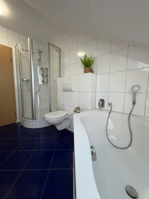 ...und Dusche 