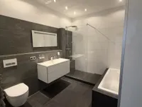 Modernes Badezimmer in der Ebene 4