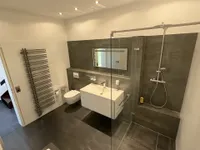 ...und Dusche & Handtuchheizkörper
