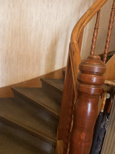 Holztreppe zum Obergeschoss