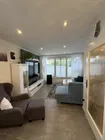 Wohnzimmer mit Balkonaustritt