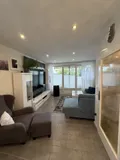 Wohnzimmer mit Balkonaustritt