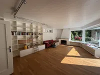 Wohnzimmer mit Einbaumöbeln 