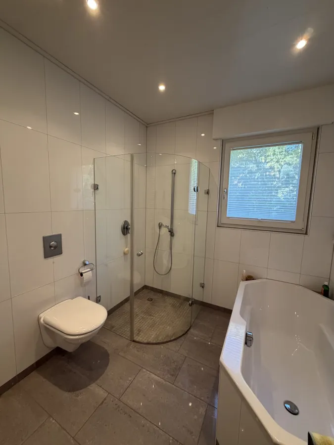 ... mit Dusche und Badewanne