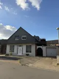 Zwei separate Eingänge mit Garage 