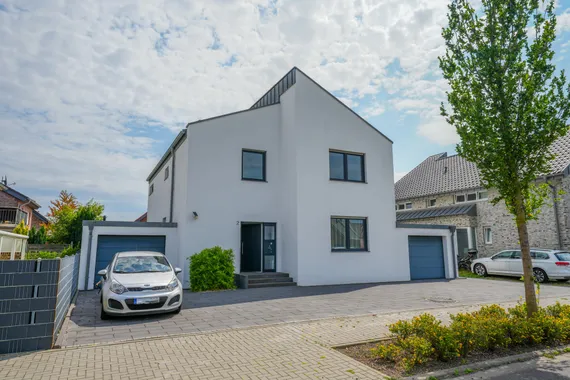 Erdgeschoss-Wohnung mit Garten und Garage