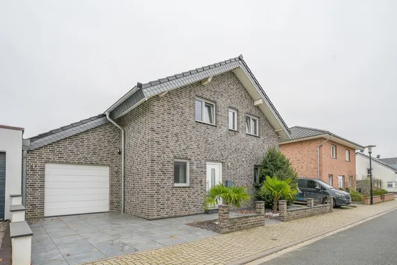 Stilvolles Einfamilienhaus auf 144m² Wohnfläche: Modernes Design, Pool, Wintergarten und Komfort pur