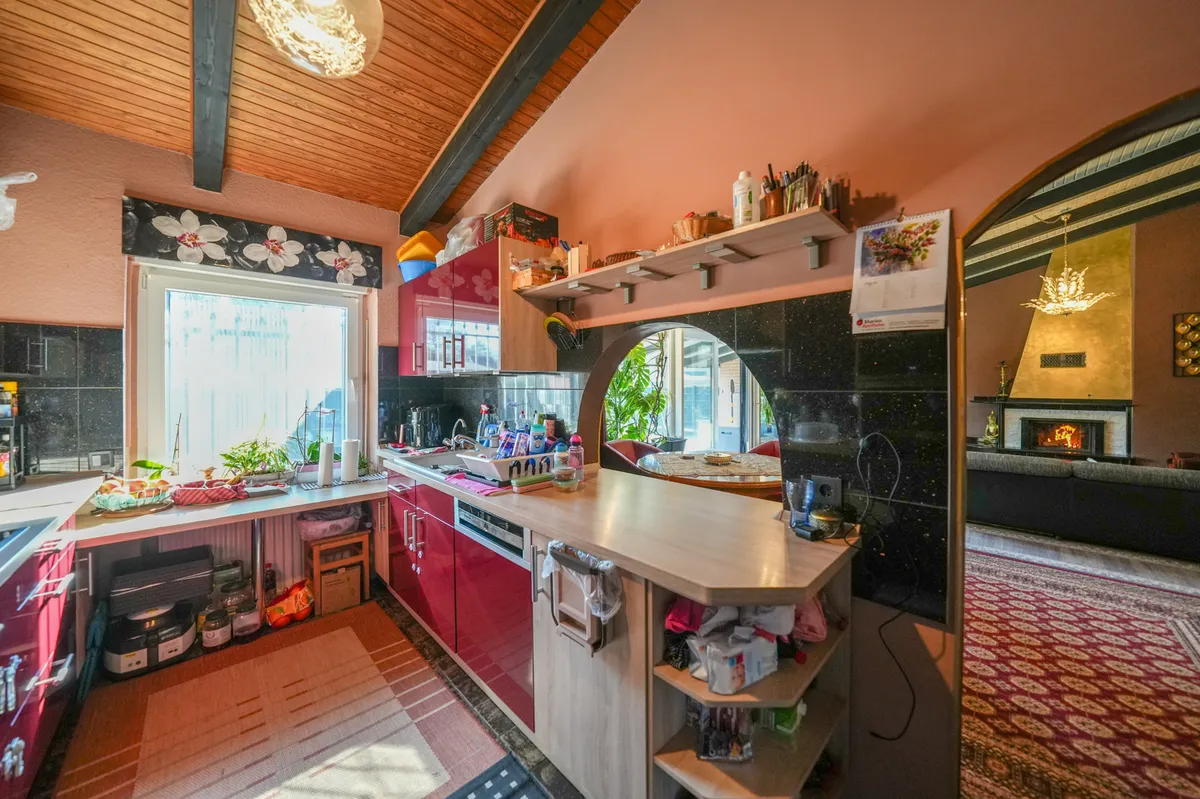 Küchenbereich mit Blick in den Wohnbereich
