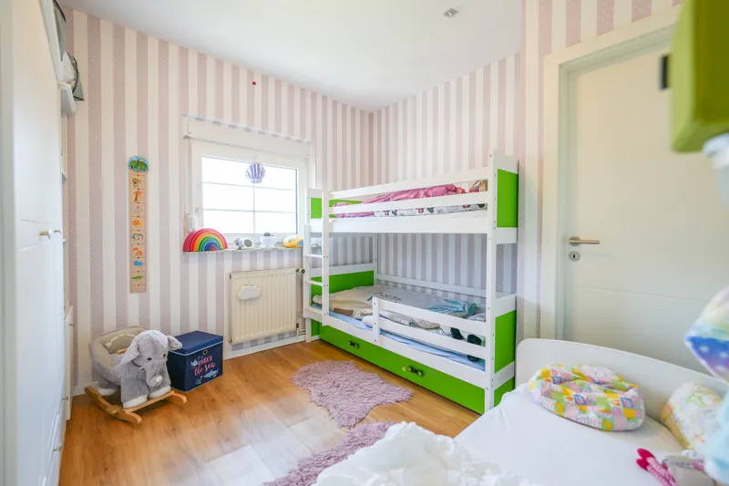 Kinderzimmer mit Zugang Badezimmer