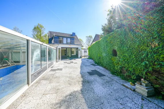 5 Zimmer, Pool & 2 Garagen – Ihr Familienparadies