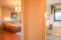 Blick in´s Schlafzimmer _ Badezimmer