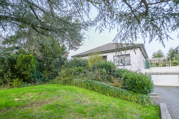 Exklusives Einfamilienhaus mit Einliegerwohnung und großem Grundstück in Top-Lage