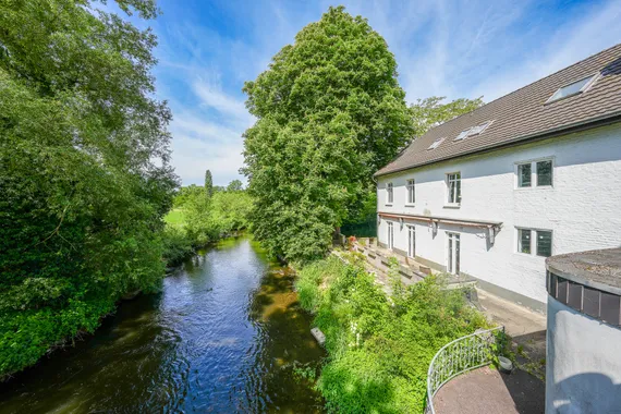 Historie trifft Rendite.
Hotel, Gastro oder Ärztehaus – wirtschaftlich stark.