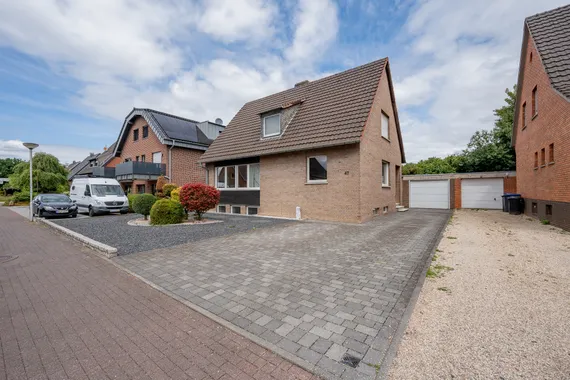 Modernisiertes Einfamilienhaus mit Garten und Garage – wenige Schritte vom Lago Laprello entfernt