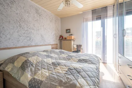 Schlafzimmer mit Zugang Balkon
