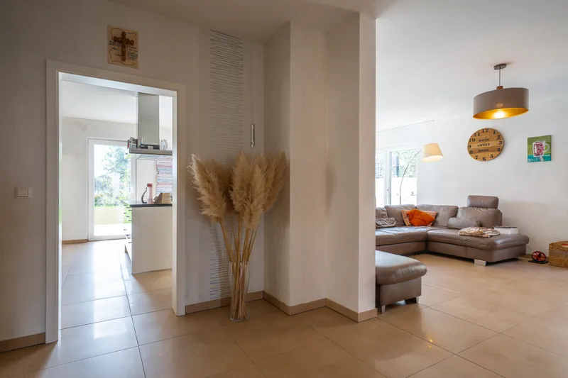 Blick in den offenen Wohnbereich