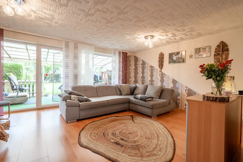 Wohnbereich mit Blick auf die Terrasse