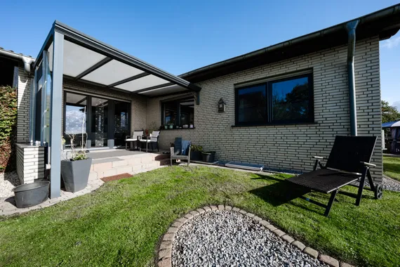 Exklusiver Bungalow für die Familie: Lichtdurchflutet, großzügiger Garten mit Pool & Rückzugsräumen