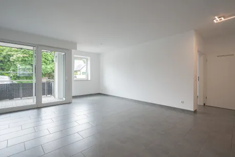 Wohnbereich mit Blick auf den Außenbereich