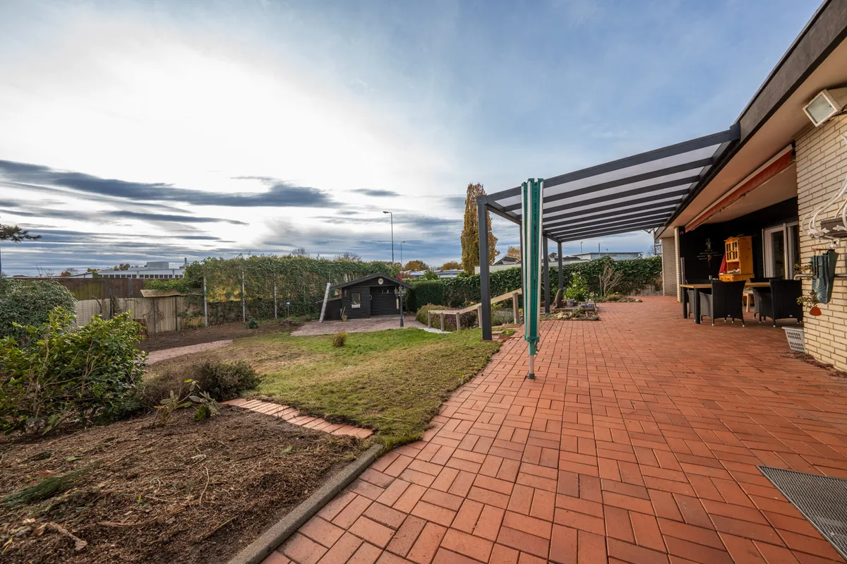 Terrasse mit Blick in den Garten