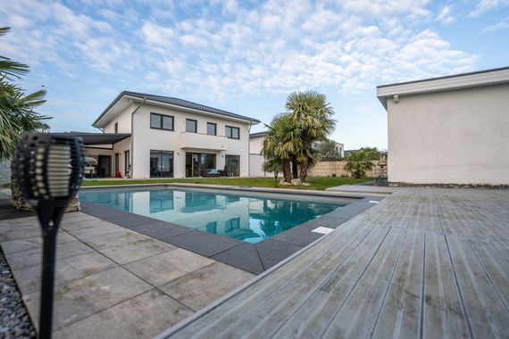 Exklusives Familienzuhause mit Pool, hochwertiger Ausstattung und luxuriösem Wohnkomfort