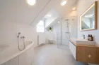 Badezimmer Hinterhaus KI generiert
