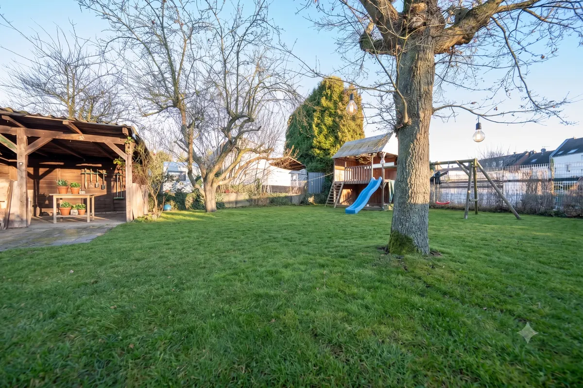 Garten Vorderhaus KI generiert