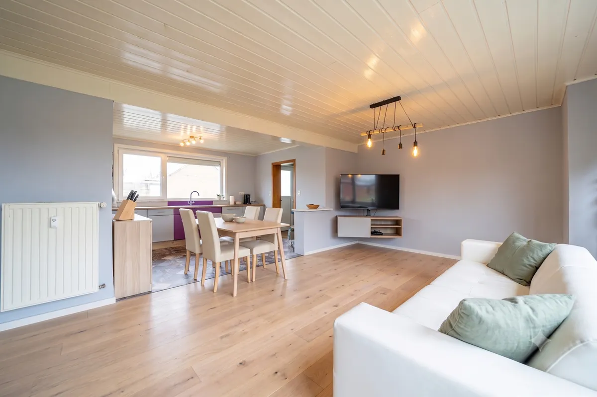 Wohnzimmer Hinterhaus KI generiert