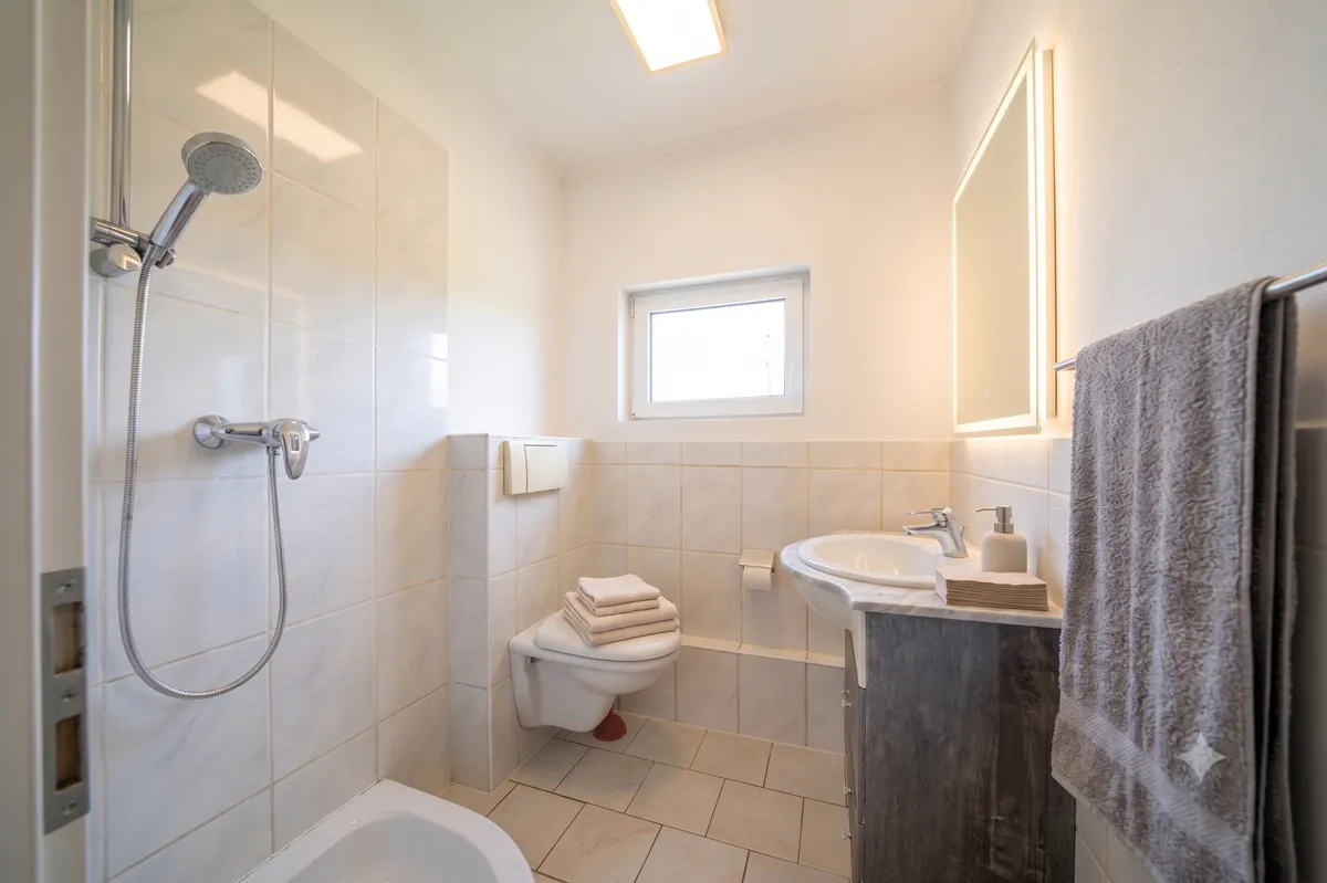 Gäste WC Hinterhaus KI generiert