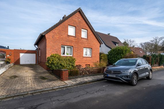 Freistehendes Einfamilienhaus mit Charme, sonnigem Garten und vielfältigen Gestaltungsmöglichkeiten