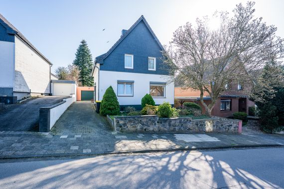 Freistehendes Einfamilienhaus mit 5 Zimmern und sonnigem Südgarten – Wurmtalblick inklusive