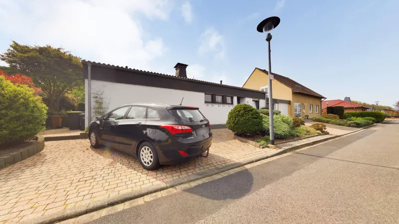 Hausansicht___Separater_Stellplatz___Zugang_Garten