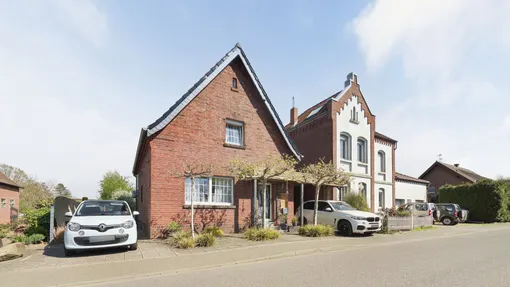 Hausansicht_mit_Zufahrt_und_Carport_