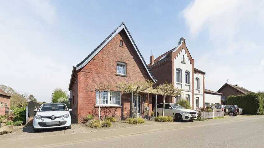 Hausansicht_mit_Zufahrt_und_Carport_