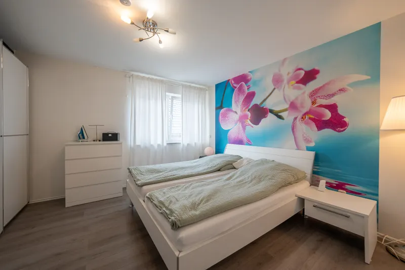Lichtdurchflutetes Wohnjuwel in Neubauqualität: Modernes 3-Zimmer-Domizil mit Balkon und Garage - Photo 3