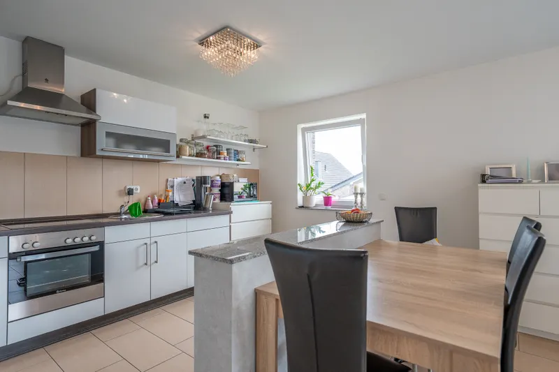 Lichtdurchflutetes Wohnjuwel in Neubauqualität: Modernes 3-Zimmer-Domizil mit Balkon und Garage - Photo 5