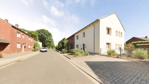 Solides Zweifamilienhaus mit Perspektive: Zentrumsnahe Kapitalanlage oder individuelles Wohnglück