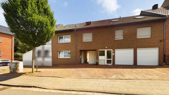 Geschichte trifft Moderne (1750 & 1998): Zweifamilien-Ensemble in Aldenhoven mit Solar & XL-Garten