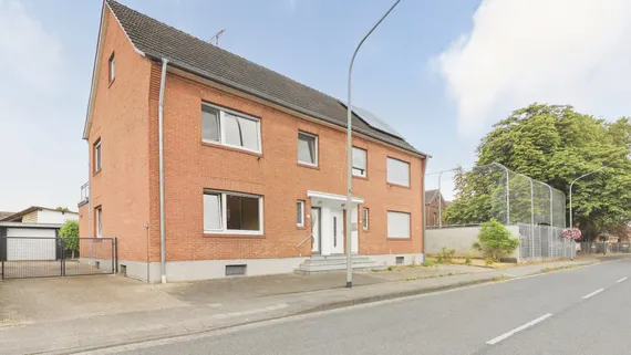 Gepflegte Doppelhaushälfte mit sonniger Dachterrasse und idyllischem Rückzugsort