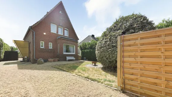 Privatsphäre trifft auf Entfaltung: Gepflegte Haus mit Parkgrundstück & zusätzlicher Nutzfläche